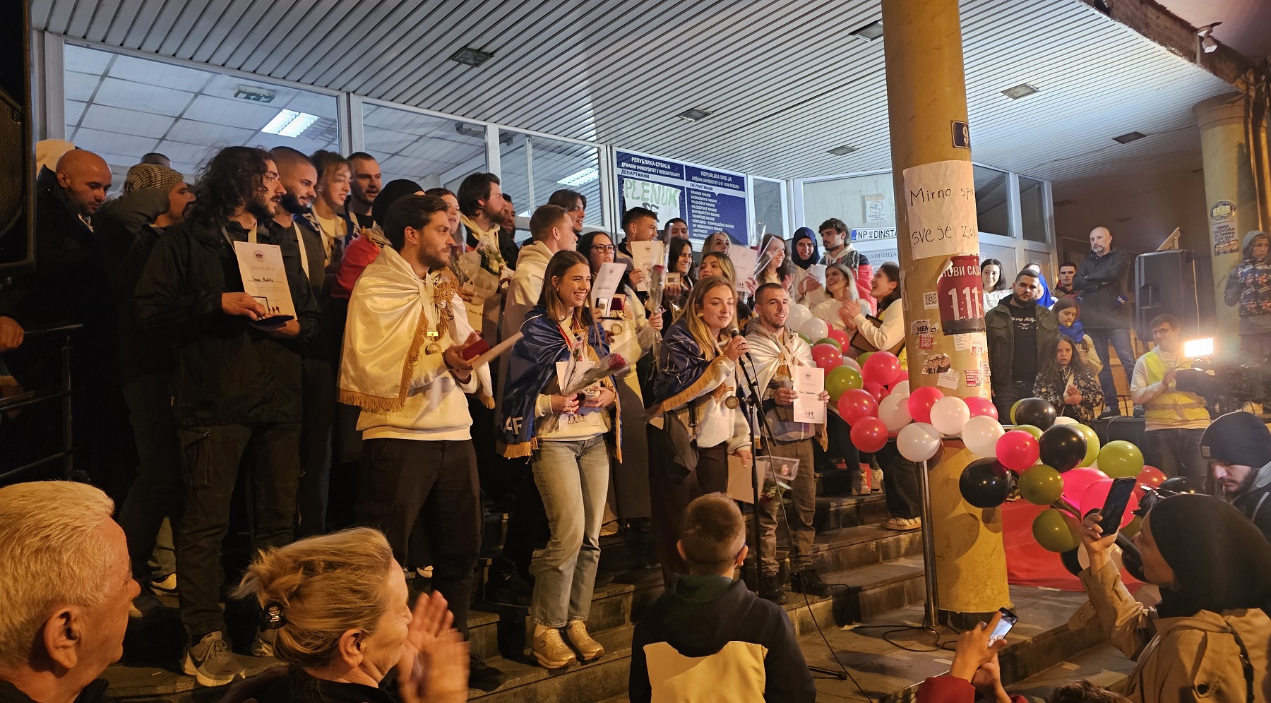 Cveće, zagrljaji i crveni tepih za studente
